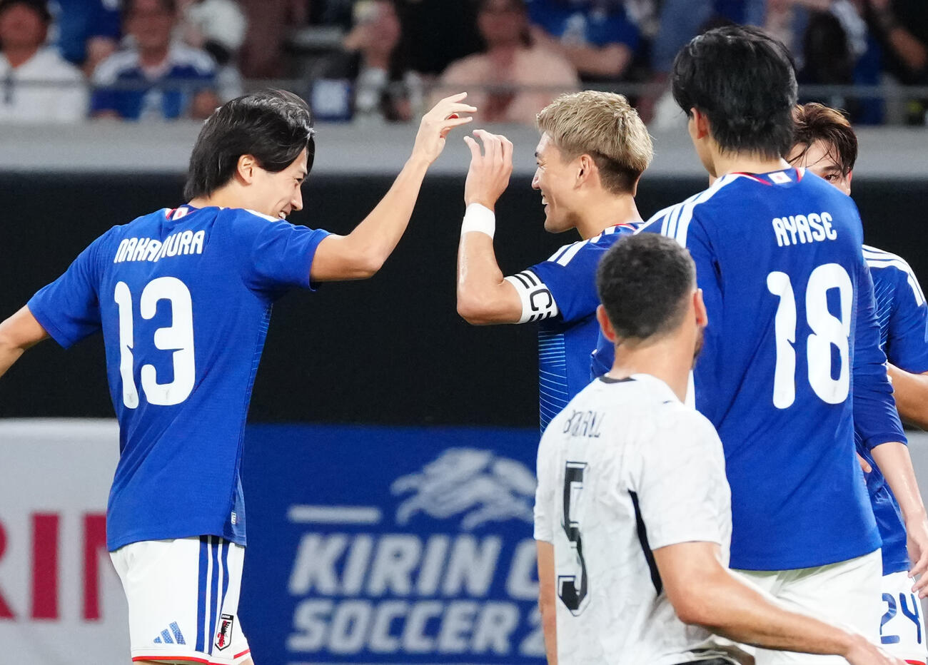 日本対ニュージーランド　後半、ゴールを決め、アシストをした中村敬斗（左）と喜ぶ堂安律（撮影・江口和貴）