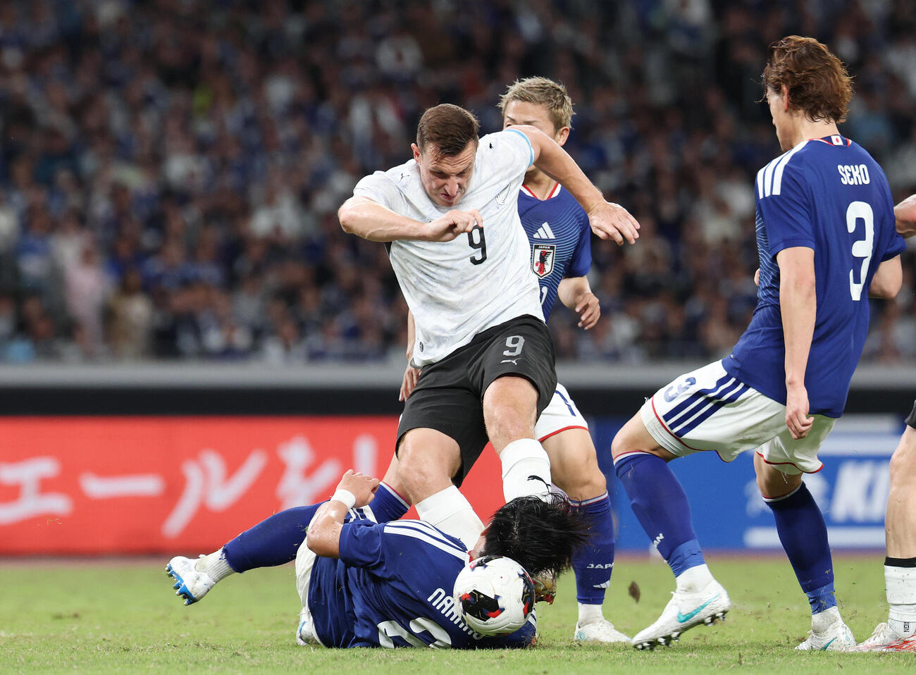 日本対ニュージーランド　前半、攻め込むクリス・ウッド（撮影・宮地輝）