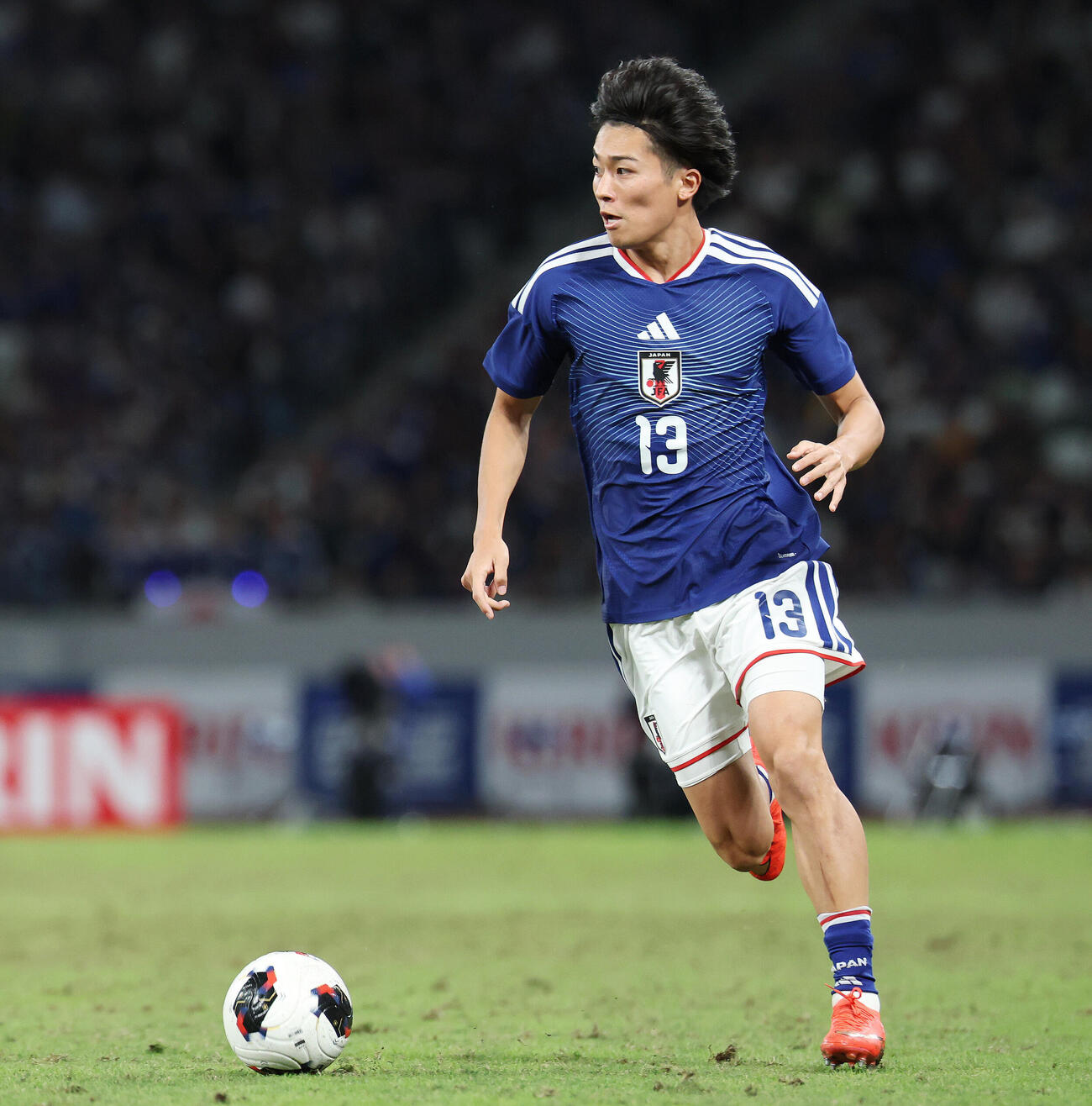 日本対ニュージーランド　後半、ドリブルで攻め込む中村敬斗（撮影・宮地輝）
