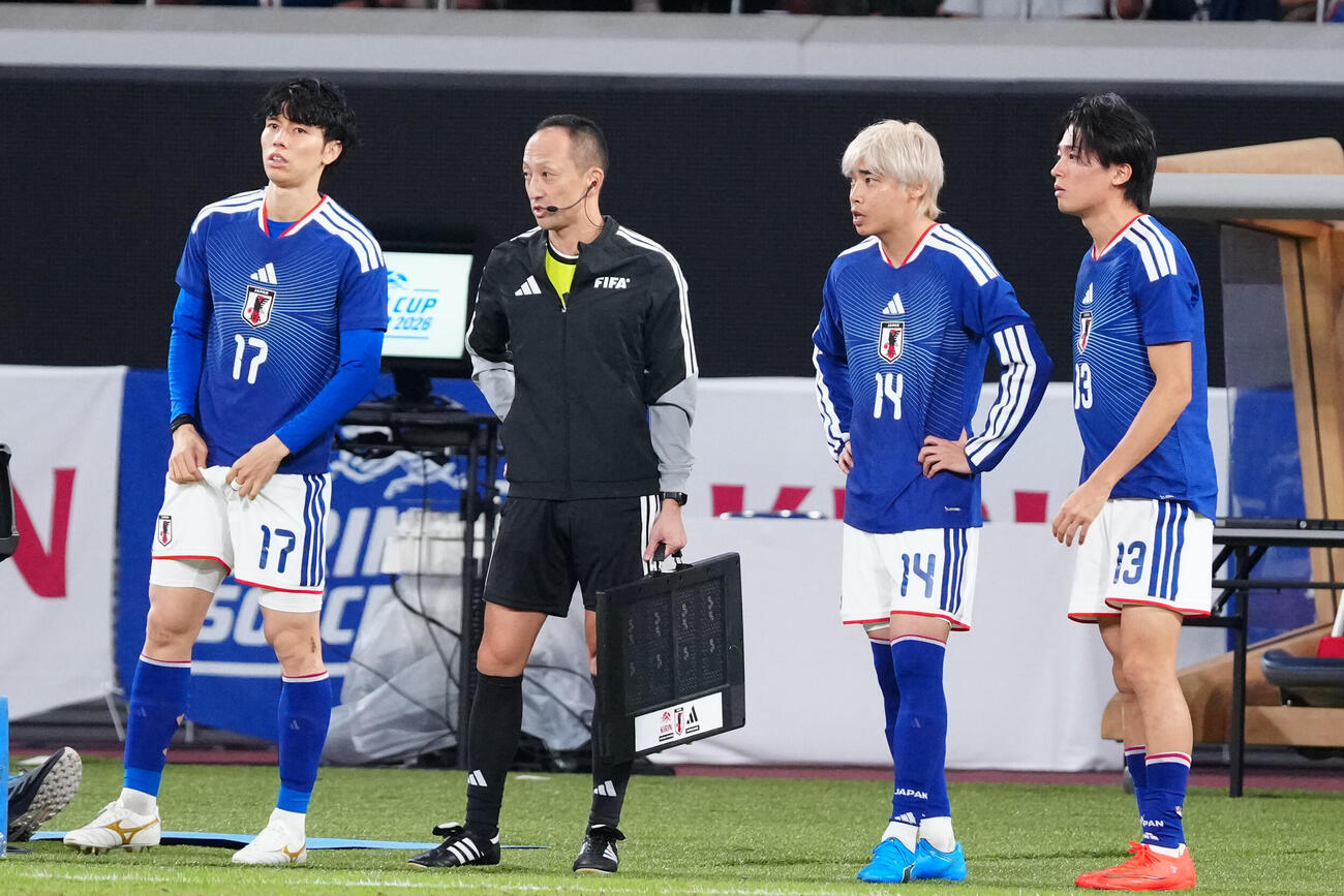 日本対ニュージーランド　後半、交代を待つ、左から田中碧、1人おいて伊東純也、中村敬斗（撮影・江口和貴）