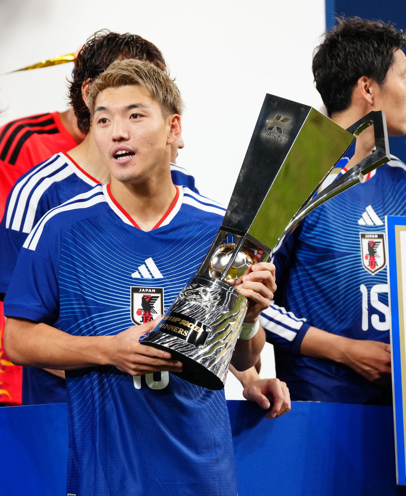 日本対ニュージーランド　キリン杯を手にする堂安律（撮影・江口和貴）