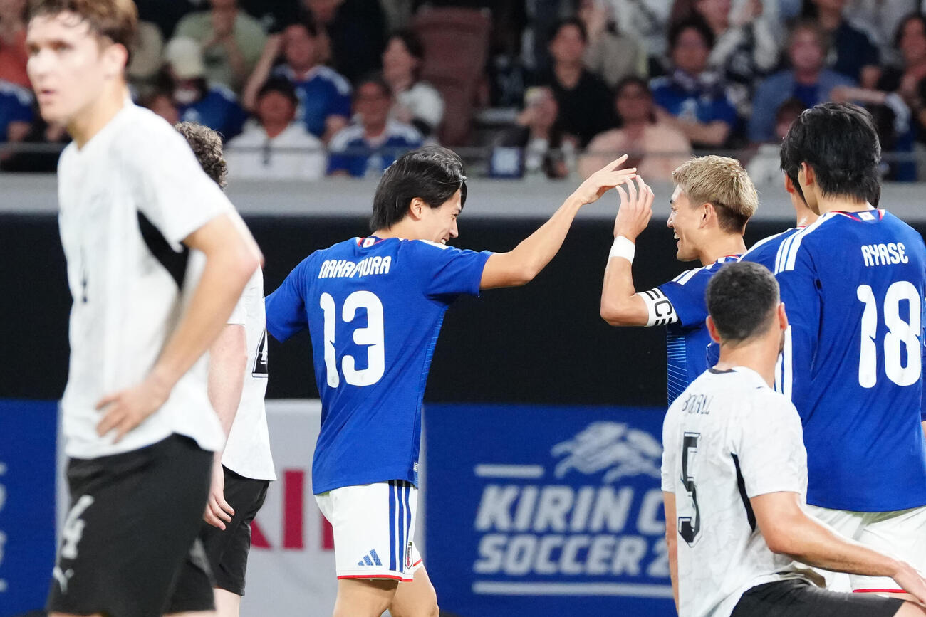 日本対ニュージーランド　後半、ゴールを決め、アシストをした中村敬斗（左）と喜ぶ堂安律（撮影・江口和貴）