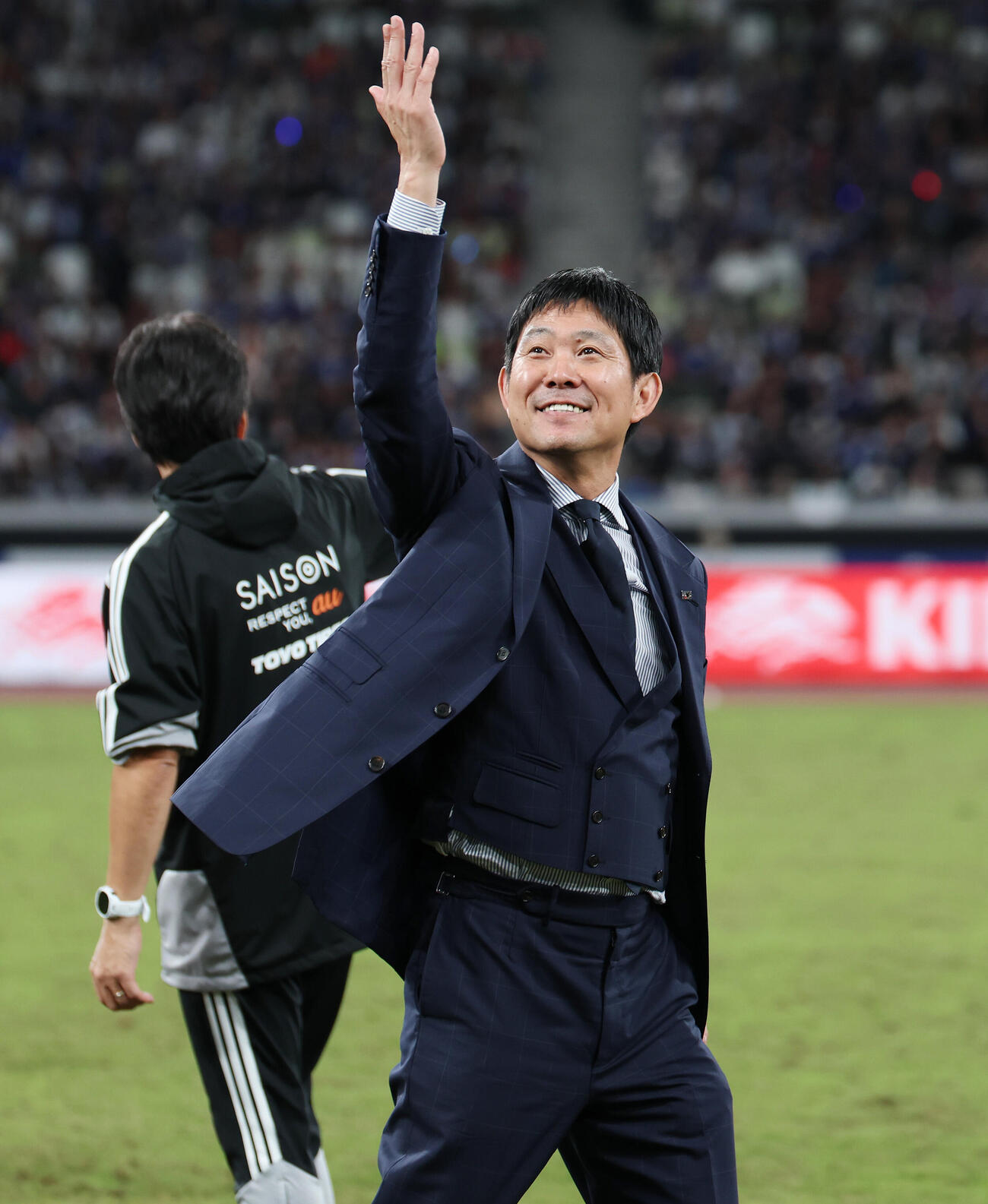 日本対ニュージーランド　国内ラストマッチを勝利で飾りスタンドに投げキッスする森保一監督（撮影・宮地輝）