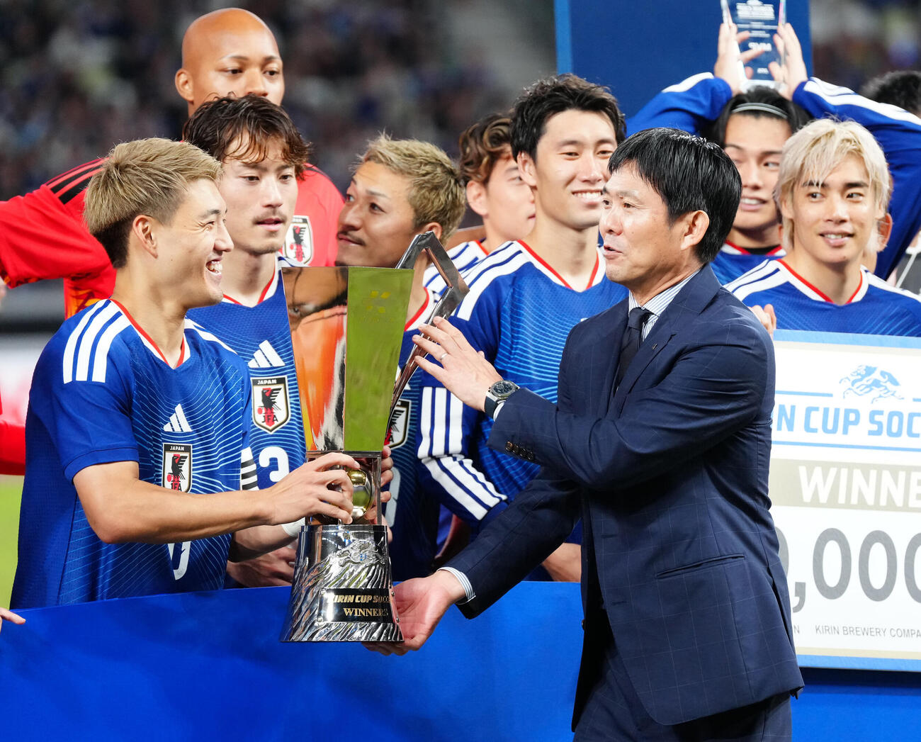 日本対ニュージーランド　キリン杯を手にする森保一監督（中央）。左は堂安律（撮影・江口和貴）