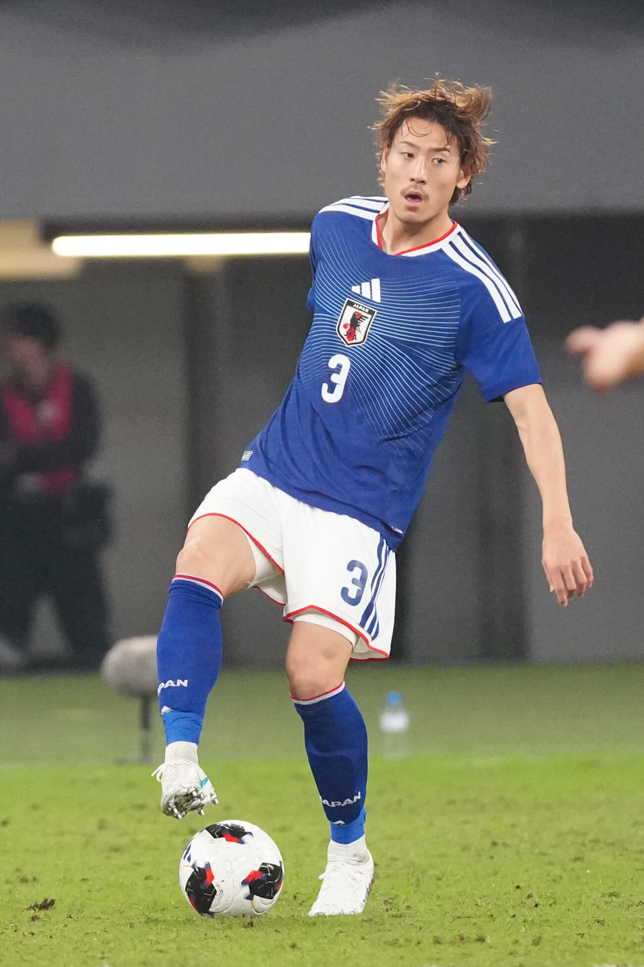 日本対ニュージーランド　前半、ボールをキープする瀬古歩夢（撮影・江口和貴）