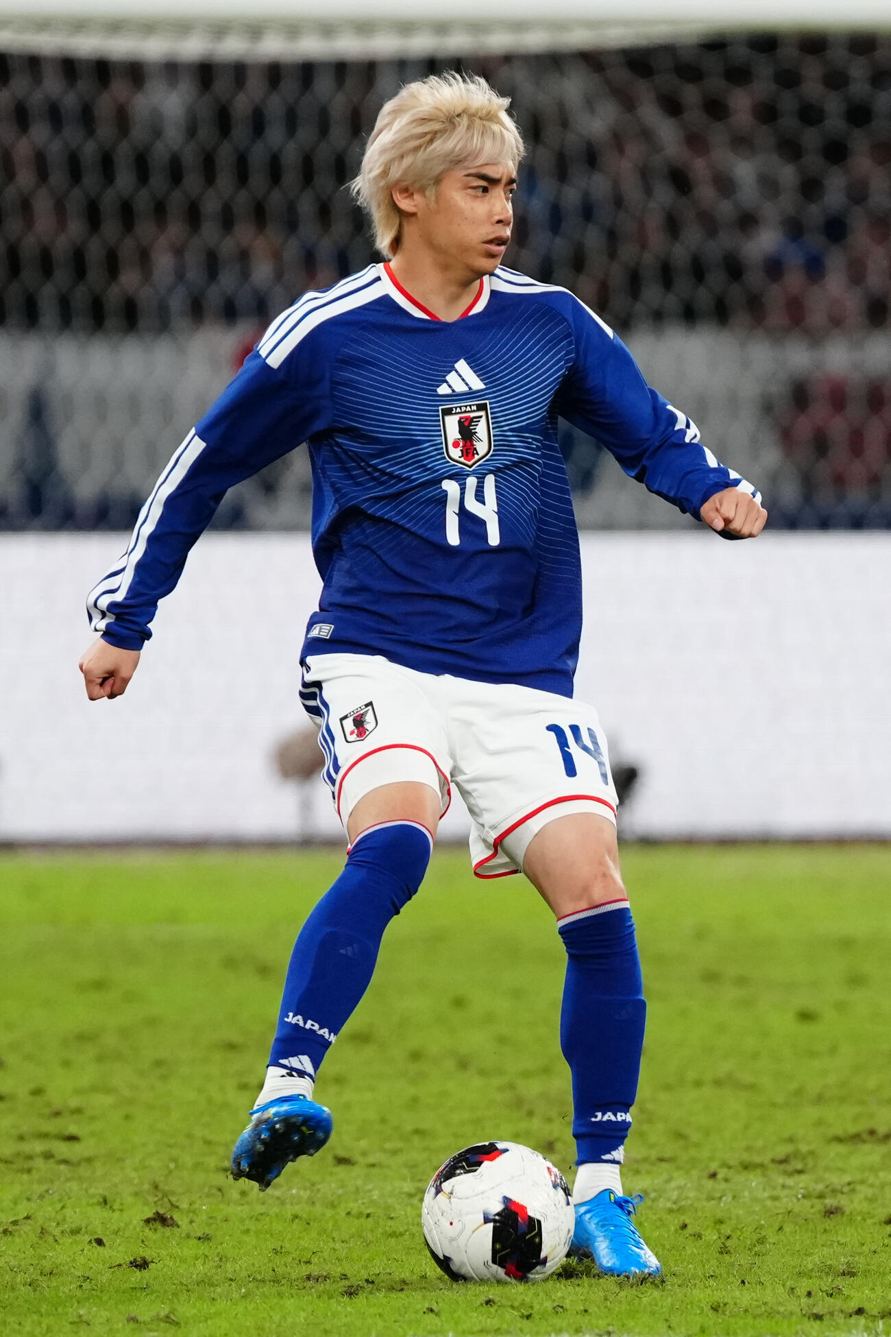 日本対ニュージーランド　後半、ドリブルをする伊東純也（撮影・江口和貴）