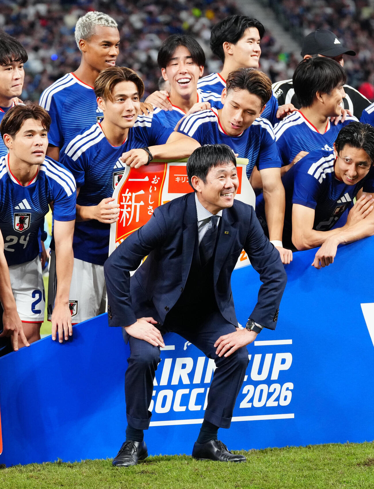 日本対ニュージーランド　表彰式後、選手たちと写真に納まる森保一監督（手前）（撮影・江口和貴）