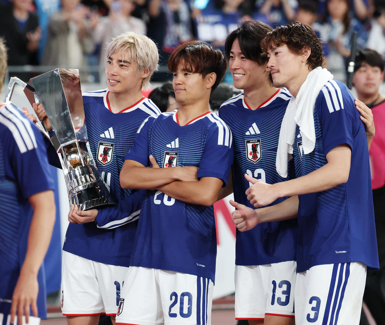 日本対ニュージーランド　キリン杯で優勝し記念撮影する、左から伊東純也、久保建英、中村敬斗、瀬古歩夢（2026年10月5日撮影）