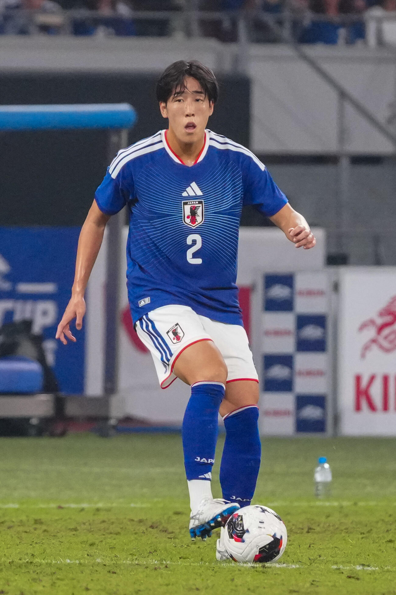 日本対ニュージーランド　前半、ボールをキープする中野就斗（2026年10月撮影）