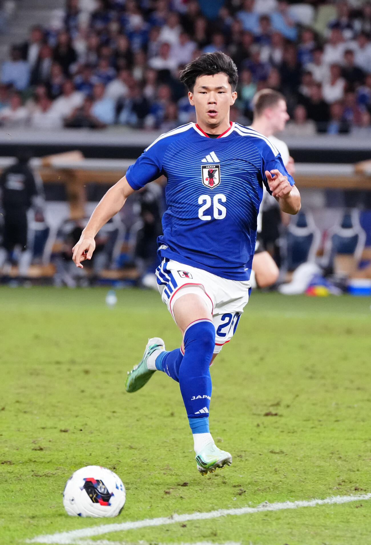 5日、ニュージーランド戦でボールを追う塩貝健人