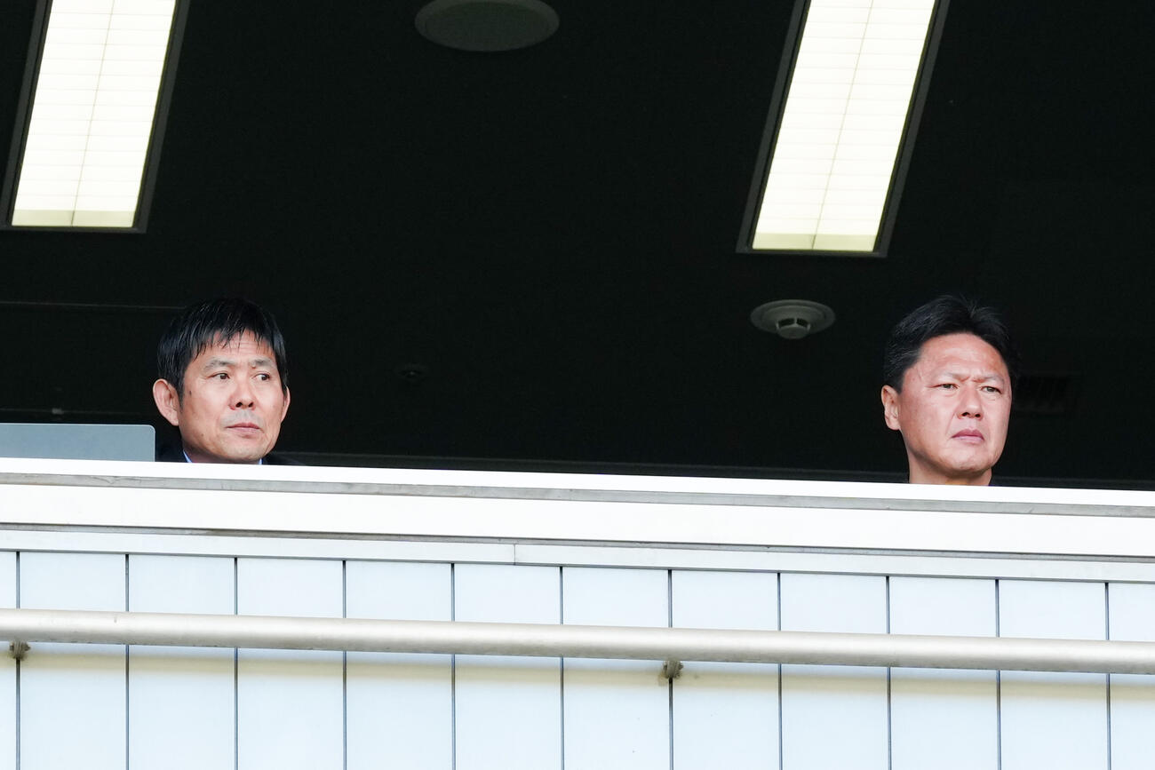 東京Vー広島戦を視察する日本代表の森保一監督（左）とUー21日本代表の大岩剛監督（撮影・江口和貴）