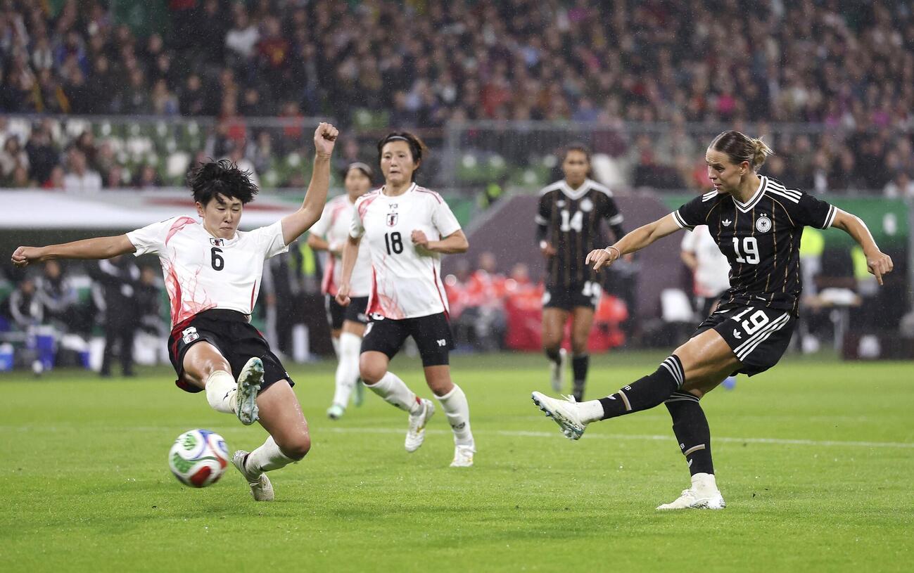 日本－ドイツ　後半、ドイツに勝ち越しゴールを決められる日本。左は古賀（ゲッティ＝共同）