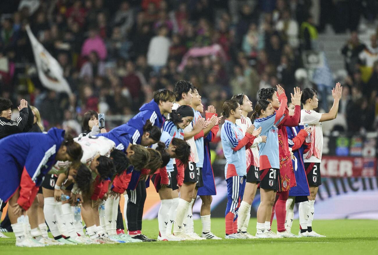 ドイツに敗れサポーターにあいさつする女子日本代表（ゲッティ＝共同）