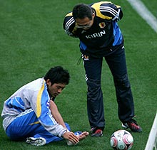 ミニゲームで右足を負傷した鈴木(左)のもとに心配そうに駆けつける岡田監督