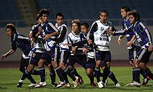 紅白戦でゴール前に攻め込むＦＷ平山（中央）らＦＷ陣（撮影・蔦林史峰）