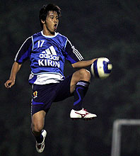 紅白戦でボールに飛びつくＭＦ本田圭（撮影・蔦林史峰）