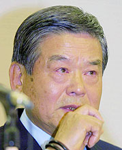 倒れたオシム監督の容体を心配し、涙ぐむ日本サッカー協会の川淵会長