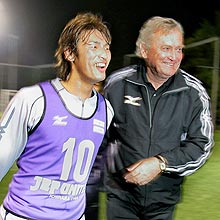 ０６年５月、練習終了を待つファンのところへ巻を促す千葉オシム監督