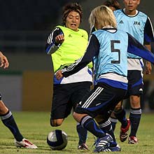 前日練習で競り合うＭＦ梅崎（中央）。右はＤＦ青山直