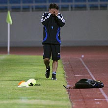 前日練習の前、顔を手でおおうＵ－２２日本代表の反町康治監督