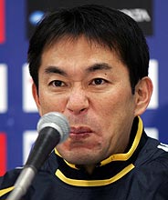 会見で気合の表情を見せる反町監督（撮影・鹿野芳博）