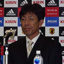 神妙な面持ちで退任を発表した女子日本代表大橋監督（撮影・山下健二郎）