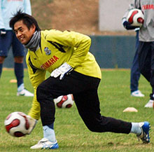 練習中、笑顔を見せるＧＫ川口（撮影・今村健人）
