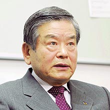常務理事会後、記者会見する川淵キャプテン