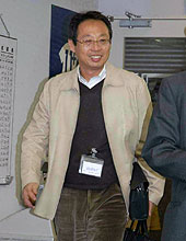 笑顔で記者室に入る日本代表の岡田武史新監督（撮影・岡本学）