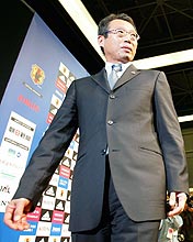 日本代表監督就任会見を終えた岡田新監督は、安堵の表情で壇上を降りる