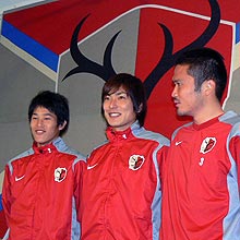 代表候補に選出され、撮影に応じる、左からＤＦ内田、ＦＷ田代、ＤＦ岩政