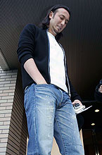 痛めた左太ももの状態を報道陣に語った闘莉王は渋い表情を浮べる