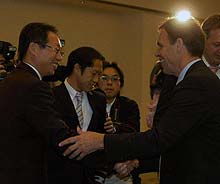 Ｊリーグ監督会議で浦和オジェック監督（右）と握手を交わす岡田監督