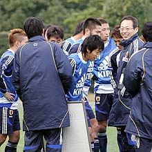 岡田監督（中央右）は練習試合の前、選手、コーチ陣を集め話をする