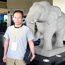 タイ代表戦視察出発前、タイを代表する象をバックに撮影に応じる岡田監督