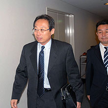 ナショナルコーチ会議出席のため日本サッカー協会を訪れた日本代表の岡田監督