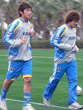 日本代表合宿前日に先乗りし、走り込みを行うＤＦ水本（左）とＦＷ大久保
