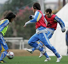 高原は、ドリブル突破から左足で強烈なゴールを奪う＝指宿いわさきホテル