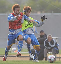 ＤＦ水本（右）と競り合いながらドリブル突破を狙うＭＦ阿部