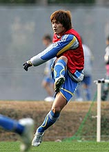 紅白戦の後半から出場した大久保は、右足でゴールを狙う（撮影・宇治久裕）