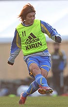 紅白戦でシュートを放つＦＷ田代