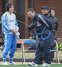 遠藤（左）は恩師の鹿児島実業・松沢監督（右）、岡田監督と談笑する