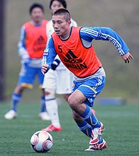 鹿屋体大との練習試合でドリブルするＤＦ安田（撮影・鹿野芳博）