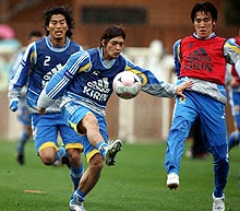 練習でパスを出すＦＷ大久保（中央）。左はＤＦ中沢、右はＦＷ矢野