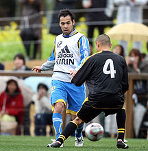練習試合に途中出場のＦＷ高原（左）はアシストとなるパスをＦＷ田代に出す