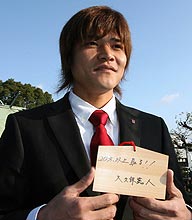 絵馬に目標の「２０点以上取る！！」と記し笑顔を見せる神戸ＦＷ大久保