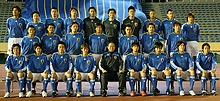 新ユニホームで集合写真撮影に臨む日本代表選手と岡田監督（前列中央）