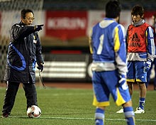 ＤＦ陣に指示を出す岡田監督（左）（撮影・蔦林史峰）