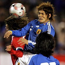 後半、ＣＫに飛び込み頭で合わせるＦＷ大久保（撮影・蔦林史峰）