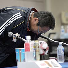 会見後、深々と一礼する岡田監督